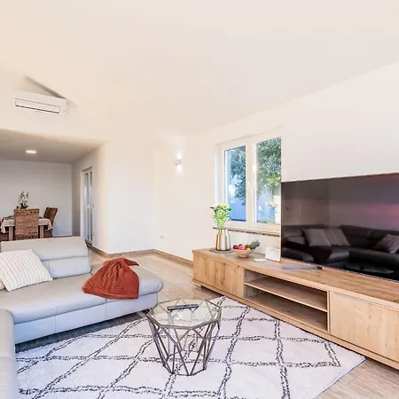 בית נופש Victoria By Interhome זאטון